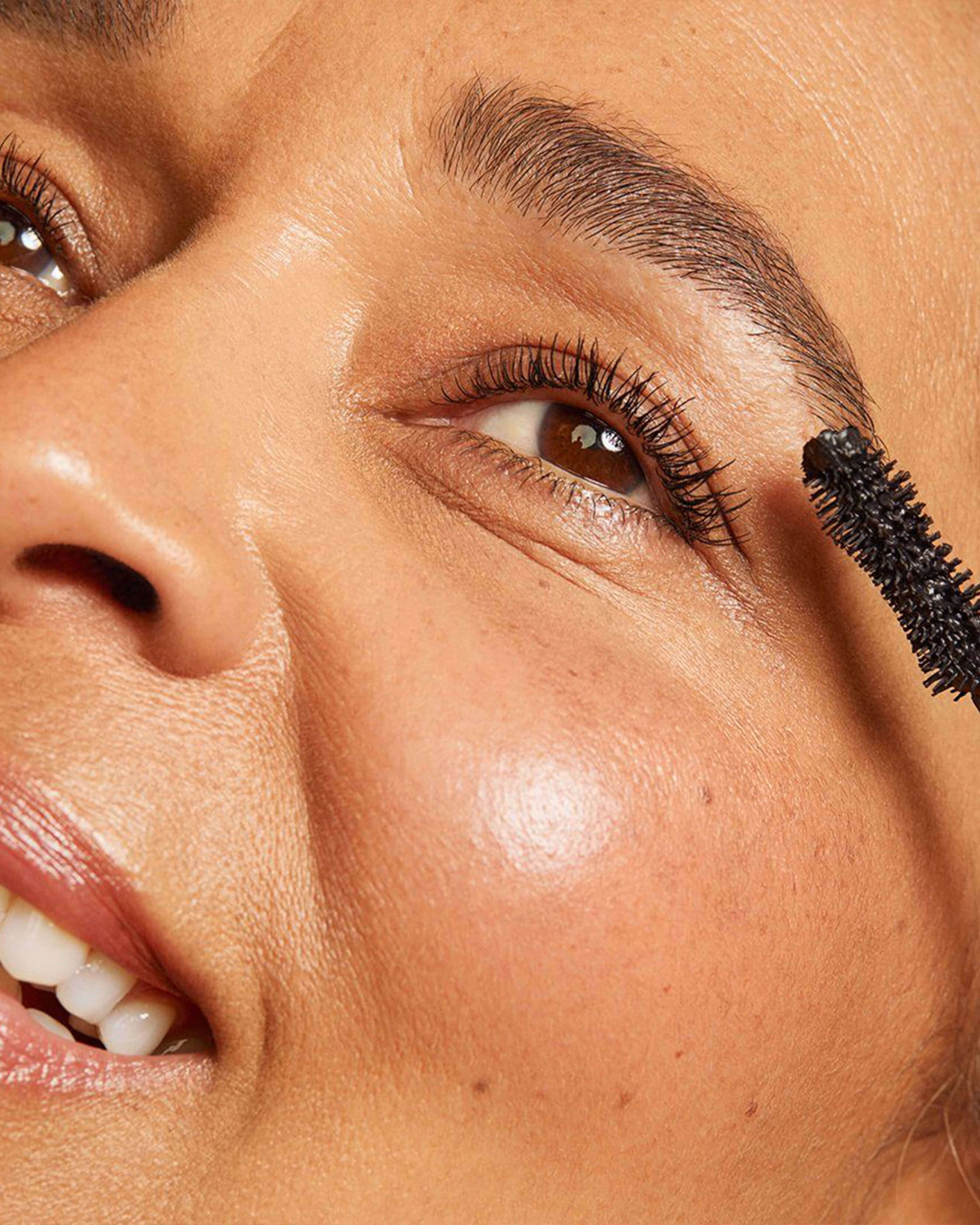 Fullest Volumizing Mascara - Image 8