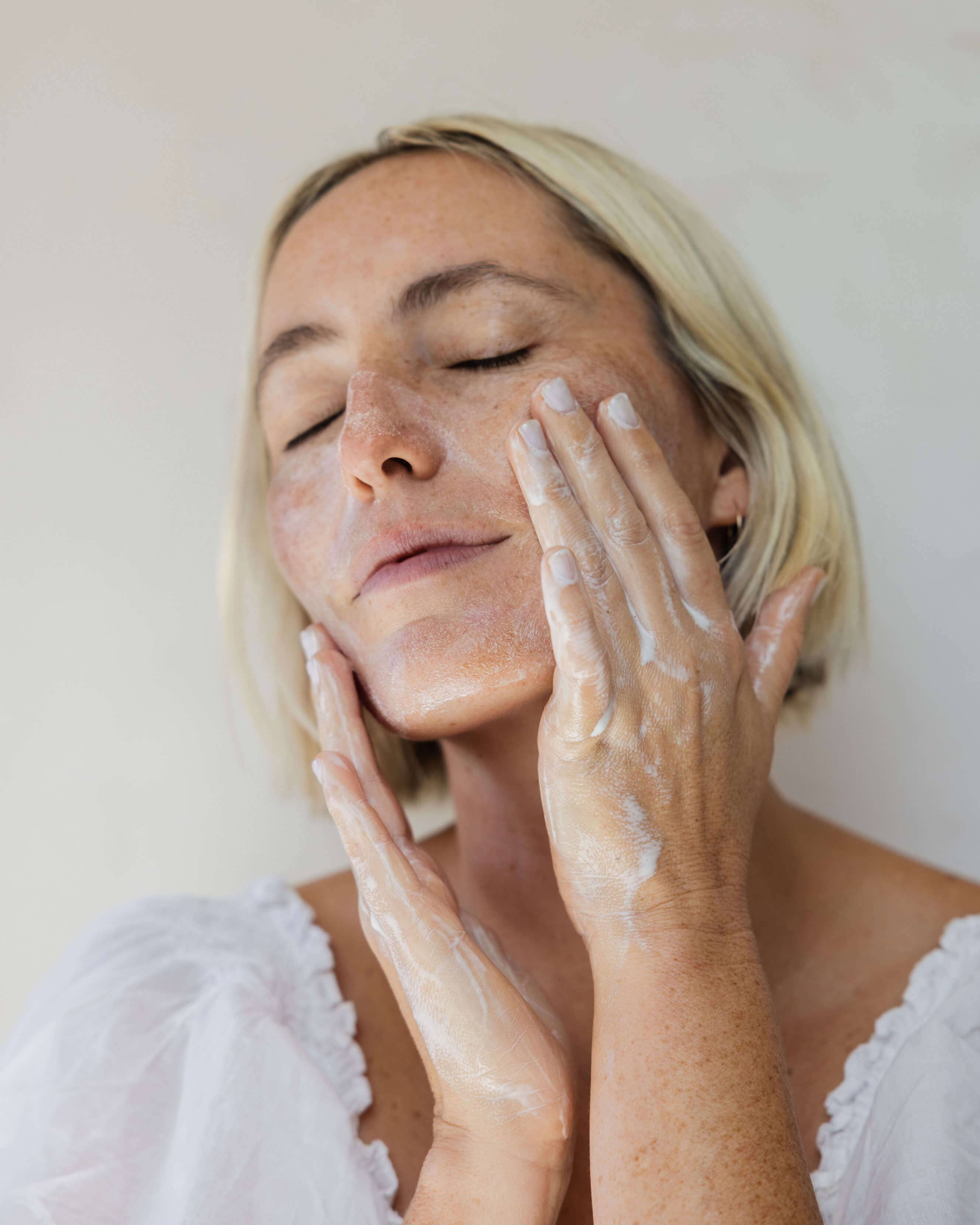 Plum Cleanse Biome Balancing Oil Cleanser - Image 3