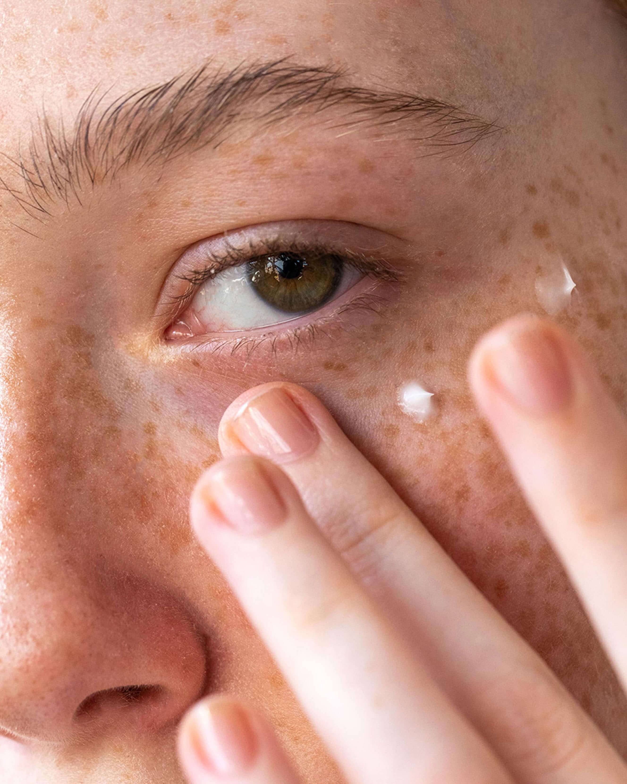 Smoothing Vitamin C Eye + Expression Lines Cream - Image 3